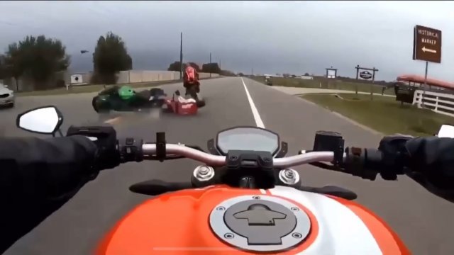 Wypadek motocyklistów. Jeden przejechał drugiego...