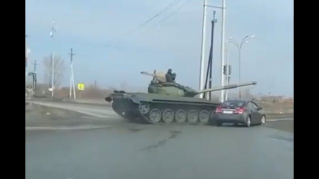 Rosyjski czołg wjechał w auto. Niebywałe nagranie [WIDEO]