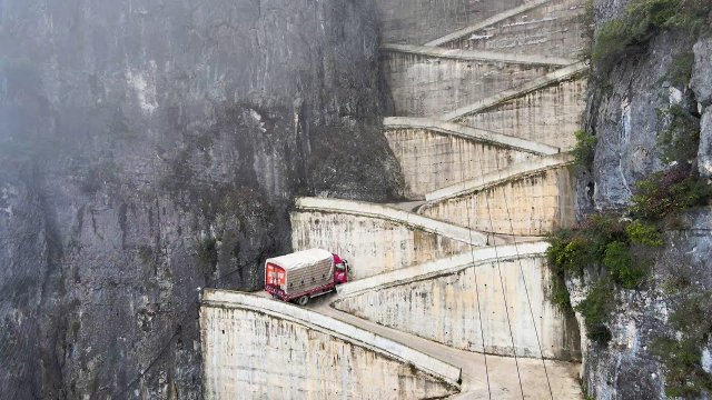 Niezwykła "wspinaczka" ciężarówką na górskiej drodze w Chinach [WIDEO]