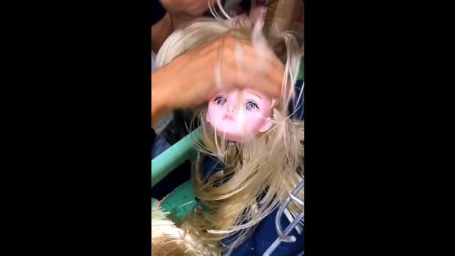 Nakładanie włosów na lalkę