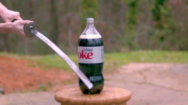 Butelka Coca-Coli vs miecz. Rezultat pojedynku może być zaskoczeniem