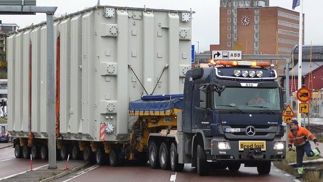 Niemcy. Transport olbrzymiego transformatora dla Chin przez wąskie ulice