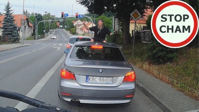 Jechał na dachu BMW w Bochni