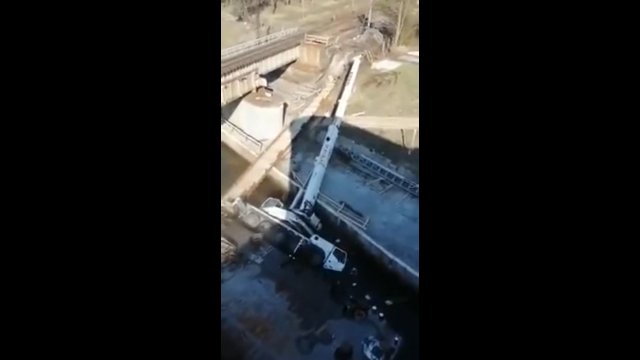 60-tonowy dźwig spadł z barki do Kanału Gliwickiego w Kędzierzynie-Koźlu