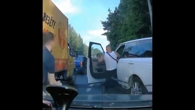 Rosyjski kierowca dostał gazem. Po chwili wybiegł z auta z pistoletem
