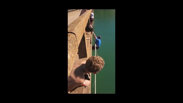 Mężczyzna ześlizgnął się z mostu i z impetem uderzył o betonowy filar