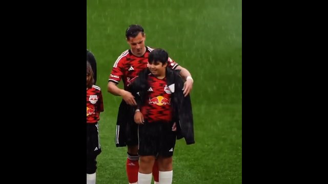 Piłkarz podczas ulewy na stadionie oddał swoją kurtkę chłopcu [WIDEO]