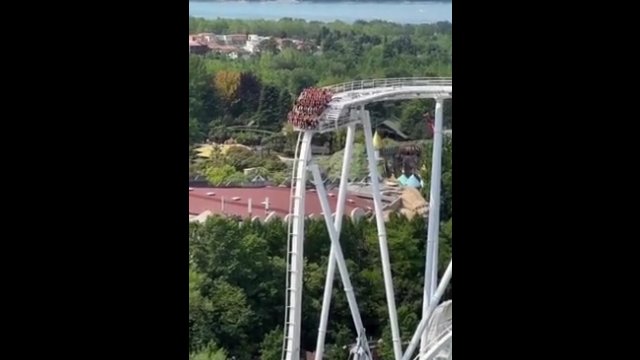 Ekstremalny przejazd kolejką górską. Mielibyście odwagę spróbować? [WIDEO]