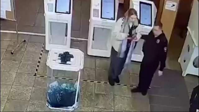 Kobieta wlała atrament do urny, podczas wyborów prezydenckich w Rosji [WIDEO]