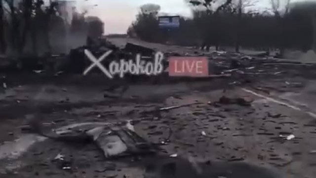 Zniszczony Rosyjski sprzęt wojskowy na drodze w obwodzie charkowskim