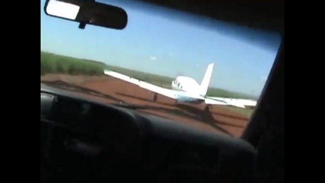 Radiowóz staranował startujący samolot, aby aresztować przemytników [WIDEO]