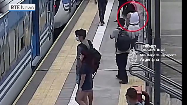 Cud w Argentynie! Młoda kobieta zasłabła i wpadła pod pociąg, ale przeżyła