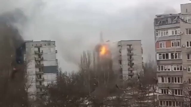 Rosyjskie czołgi ostrzeliwują budynki mieszkalne w Mariupolu