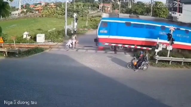 Dramatyczne nagranie z Wietnamu. Motocyklista wjechał pod rozpędzony pociąg
