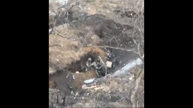 Dron spokojnie eliminuje żołnierzy rosyjskich ukrywających się w okopie