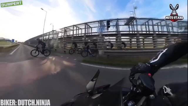 Rowerzysta zlekceważył czerwone światło i został potrącony przez motocyklistę