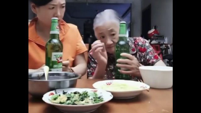 Babcia pokazała jak bez otwieracza można otworzyć butelkę