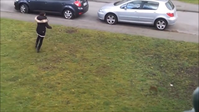 Bezradna kobieta ucieka przed zabójczą wiewiórką