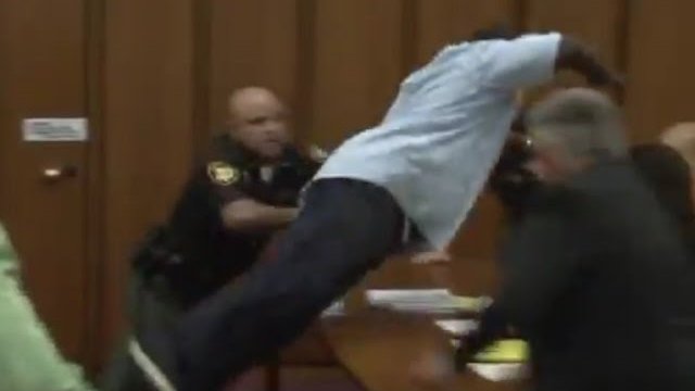 Ojciec skacze przez stół w sądzie, żeby zaatakować mordercę swojej córki.