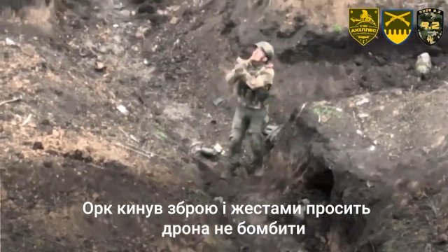 Rosyjski żołnierz rzucił broń i błagał, aby go nie bombardować