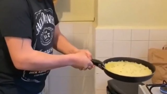 Patelnia nie wytrzymała obciążenia omletem